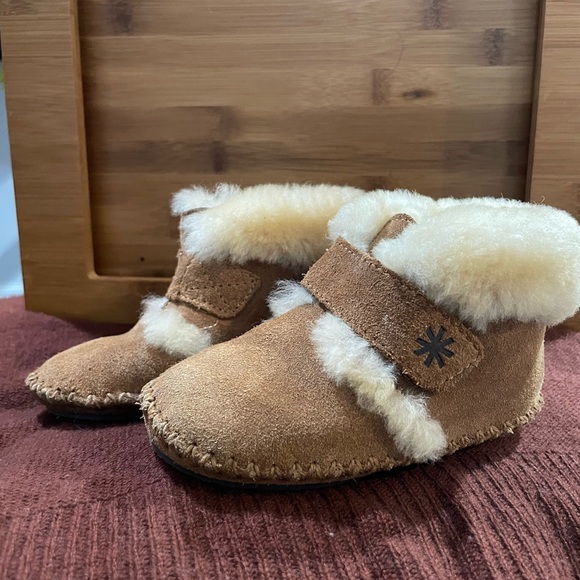 LL Bean Toddlers Wicked Good Slippers - size 5/6 - Picture 1 of 9